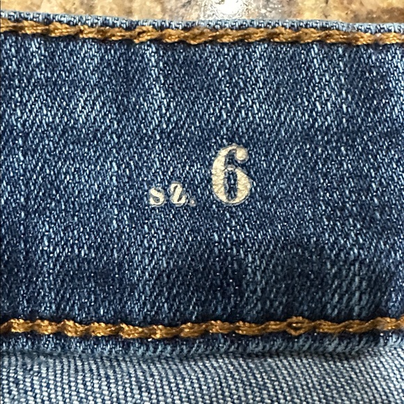 White House Black Market Floral Embellished Embroidered Blue Cropped Jeans Sz 6 - Picture 7 of 16